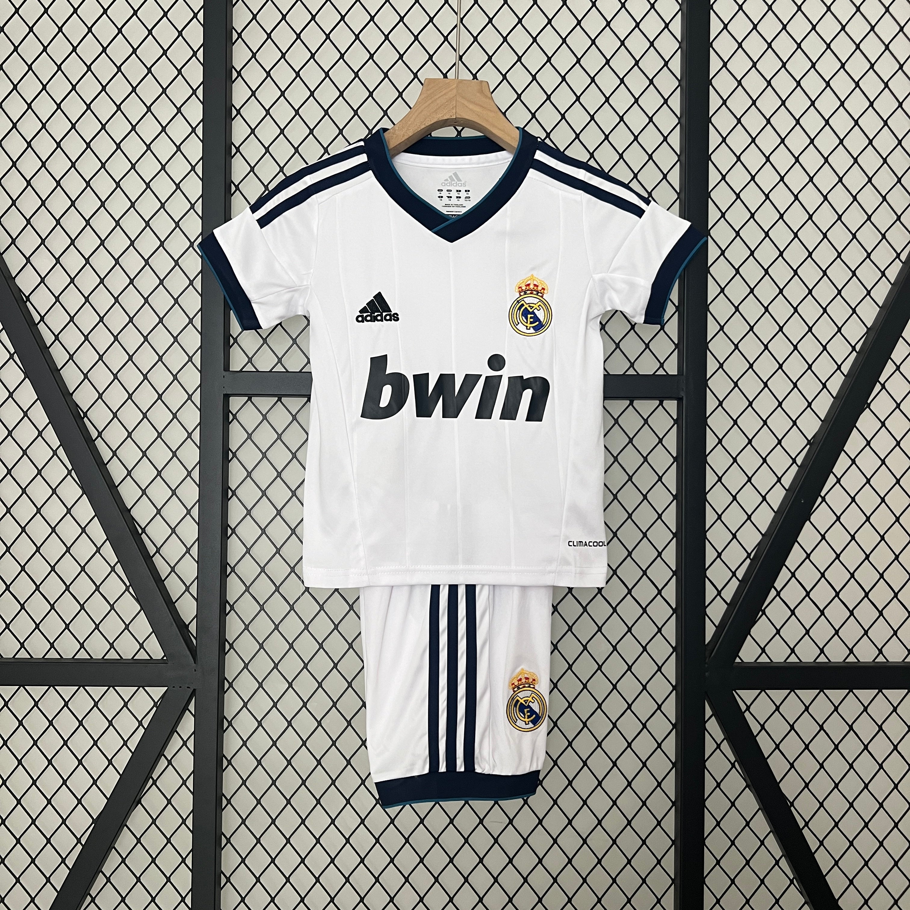 Real Madrid Retro Kids Kit 2012 13 Tempoxtra