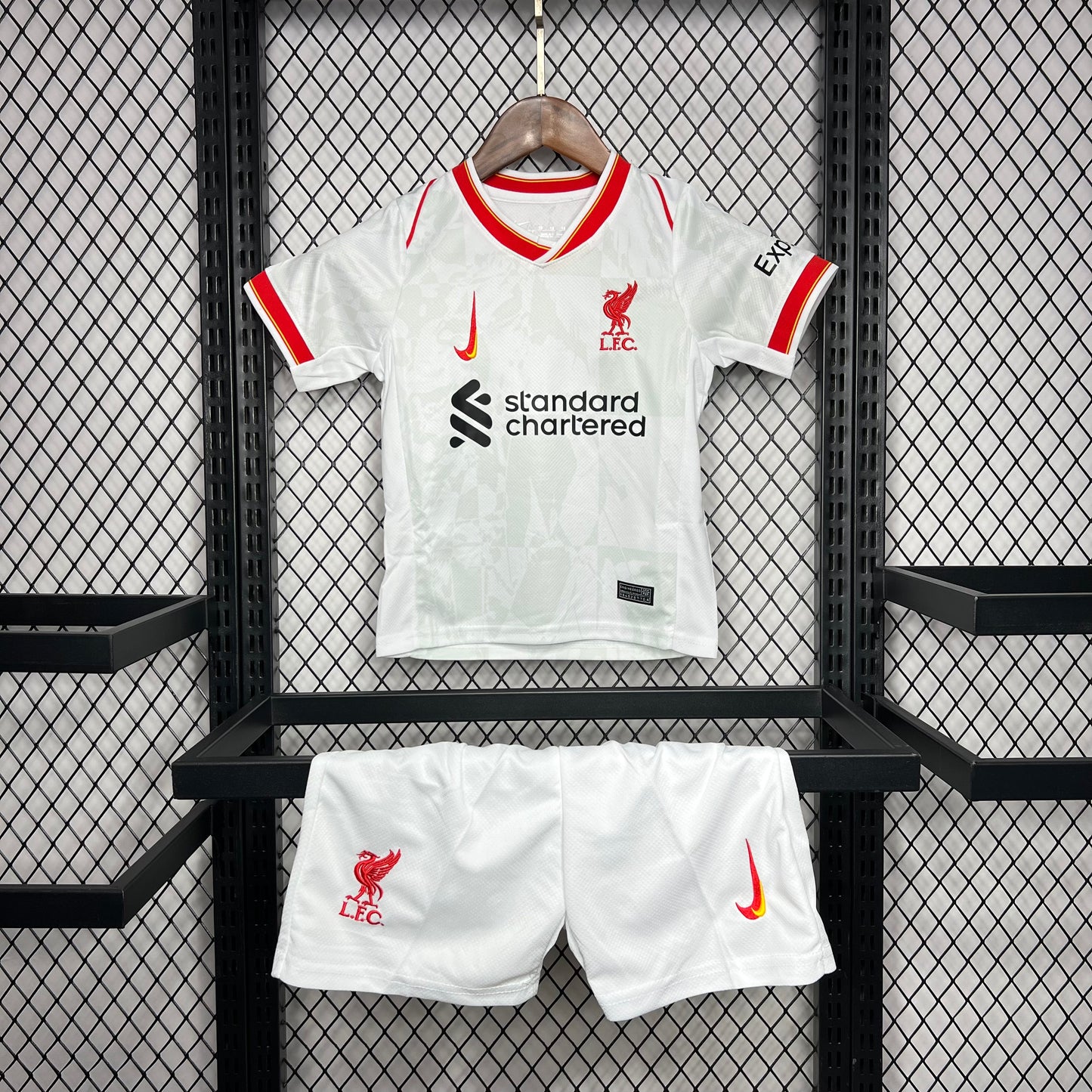 Kits infantiles del Liverpool 2024-25