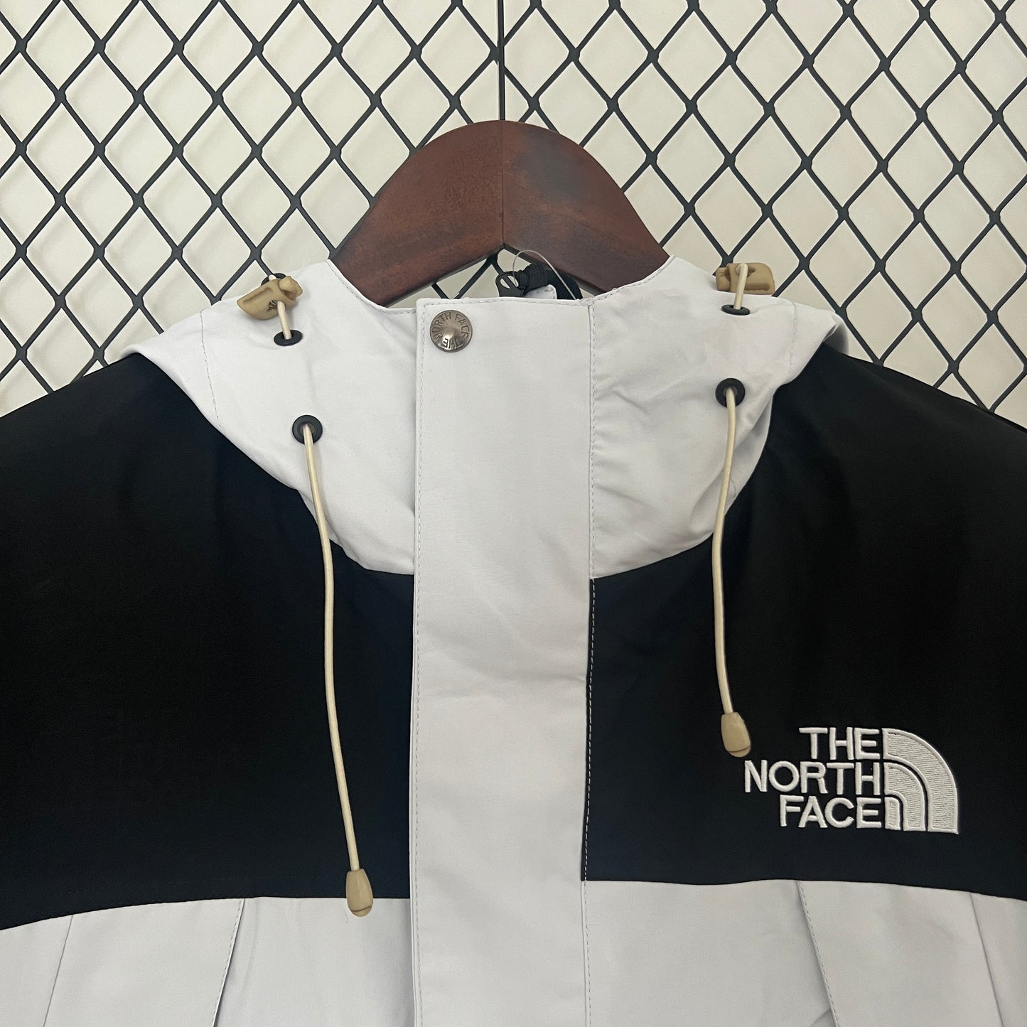 The North Face 2024 Jacket - White/Black