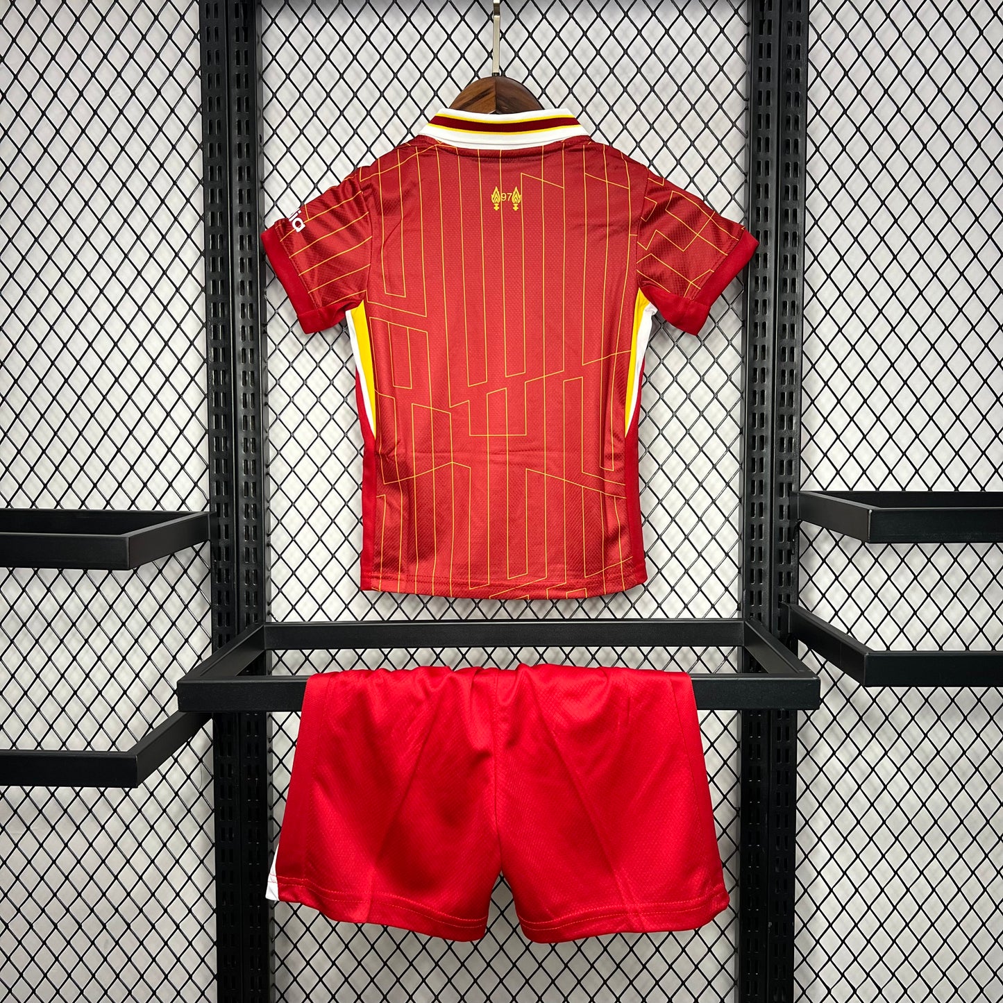 Kits infantiles del Liverpool 2024-25