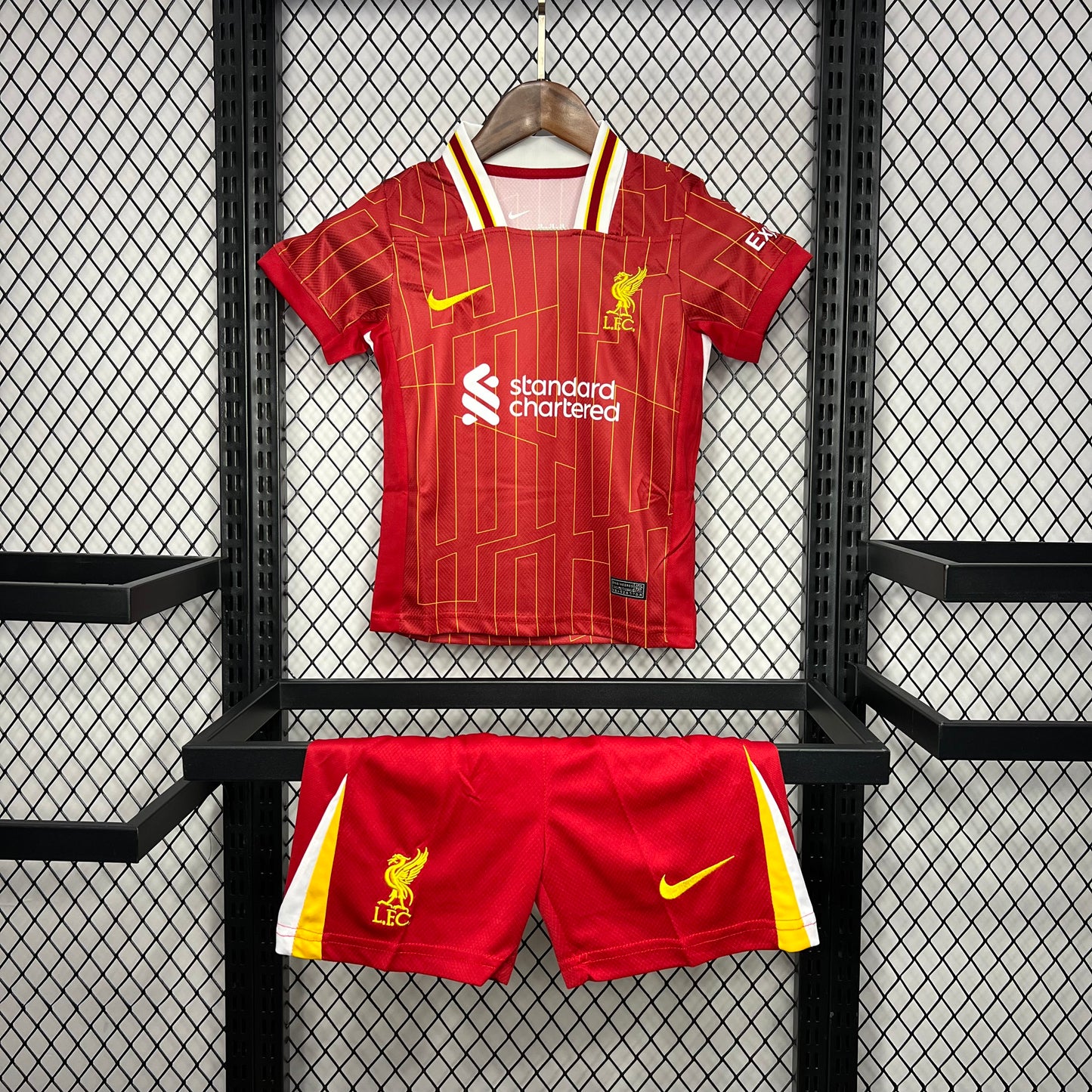 Kits infantiles del Liverpool 2024-25